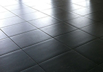 vloer met grote grijs-blauwe tegels